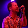 David Cook Menyanyikan 'Champaign Supernova' Saat Konser di Indonesia