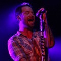 David Cook Menyanyikan 'Champaign Supernova' Saat Konser di Indonesia