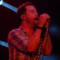 David Cook Menyanyikan 'Champaign Supernova' Saat Konser di Indonesia