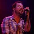David Cook Menyanyikan 'Champaign Supernova' Saat Konser di Indonesia