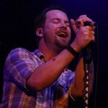 David Cook Menyanyikan 'Champaign Supernova' Saat Konser di Indonesia