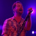 David Cook Menyanyikan 'Champaign Supernova' Saat Konser di Indonesia