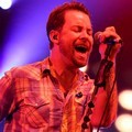David Cook Menyanyikan 'Fade Into Me' Saat Konser di Indonesia