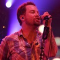 David Cook Menyanyikan 'Fade Into Me' Saat Konser di Indonesia