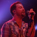 David Cook Menyanyikan 'Fade Into Me' Saat Konser di Indonesia