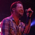 David Cook Menyanyikan 'Fade Into Me' Saat Konser di Indonesia