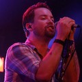 David Cook Menyanyikan 'Fade Into Me' Saat Konser di Indonesia