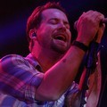 David Cook Menyanyikan 'Fade Into Me' Saat Konser di Indonesia