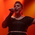 Aksi Regina Ivanova di Konser David Cook
