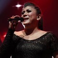 Aksi Regina Ivanova di Konser David Cook