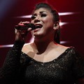 Aksi Regina Ivanova di Konser David Cook