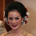 Astrid Tiar Menunjukkan Rona Bahagia Di Tengah Keluarga