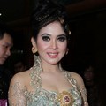 Syahrini Hadir di Resepsi Pernikahan Astrid Tiar