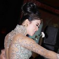 Syahrini Menghibur Tamu di Resepsi Pernikahan Astrid Tiar
