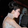 Syahrini Menghibur Tamu di Resepsi Pernikahan Astrid Tiar