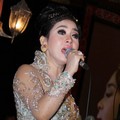 Syahrini Menghibur Tamu di Resepsi Pernikahan Astrid Tiar
