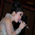 Syahrini Menghibur Tamu di Resepsi Pernikahan Astrid Tiar