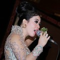 Syahrini Menghibur Tamu di Resepsi Pernikahan Astrid Tiar
