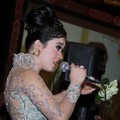 Syahrini Menghibur Tamu di Resepsi Pernikahan Astrid Tiar