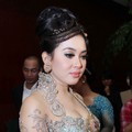 Syahrini Hadir di Resepsi Pernikahan Astrid Tiar