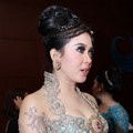 Syahrini Hadir di Resepsi Pernikahan Astrid Tiar