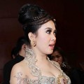 Syahrini Hadir di Resepsi Pernikahan Astrid Tiar