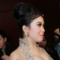 Syahrini Hadir di Resepsi Pernikahan Astrid Tiar