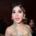 Syahrini Hadir di Resepsi Pernikahan Astrid Tiar