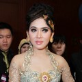 Syahrini Hadir di Resepsi Pernikahan Astrid Tiar