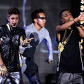 Justin Bieber dan Big Sean Saat Perform di Teen Choice Awards 2012