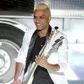 Tony Kanal Saat Perform di Teen Choice Awards 2012