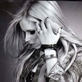 Avril Lavigne Berpose untuk Majalah Flare