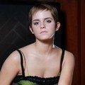 Emma Watson Berpose untuk Women's Wear Daily