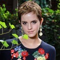 Emma Watson Berpose untuk Women's Wear Daily
