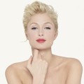 Paris Hilton Berpose untuk Majalah Glamour