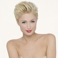 Paris Hilton Berpose untuk Majalah Glamour