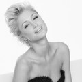 Paris Hilton Berpose untuk Majalah Glamour