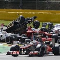 Romain Grosjean Menabrak Mobil Yang Ada di Depannya