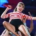 Taylor Swift Tampil Menyanyi di Panggung MTV VMAs 2012