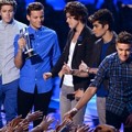 One Direction Saat Terima Bawa Trofi MTV VMAs 2012