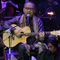 Penampilan Ebiet G. Ade di 'Pergelaran Multimedia Tembang Harmoni'