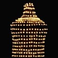 Seorang Model Kenakan Busana Dengan Hiasan Lampu Karya Philip Treacy