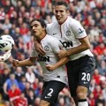 Robin van Persie Rayakan Kesuksesan Rafael Da Silva Berhasil Bobol Gawang Pepe Reina