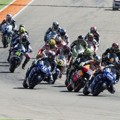 Para Pembalap Berada di Tikungan Pertama