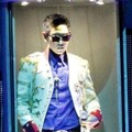 T.O.P Big Bang Berada di Dalam Tabung Saat Konser Dimulai