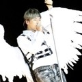 Penampilan Daesung Menggunakan Sayap Raksasa