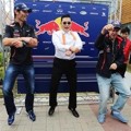 PSY Ajarkan Tarian 'Gangnam Style' Kepada Sebastian Vettel dan Mark Webber