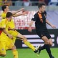 Robin van Persie Berhasil Lolos dari Kejaran Pemain Rumania