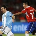 Lionel Messi Berduel dengan Gary Medel