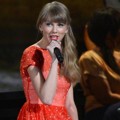 Penampilan Taylor Swift di Panggung CMA Awards 2012